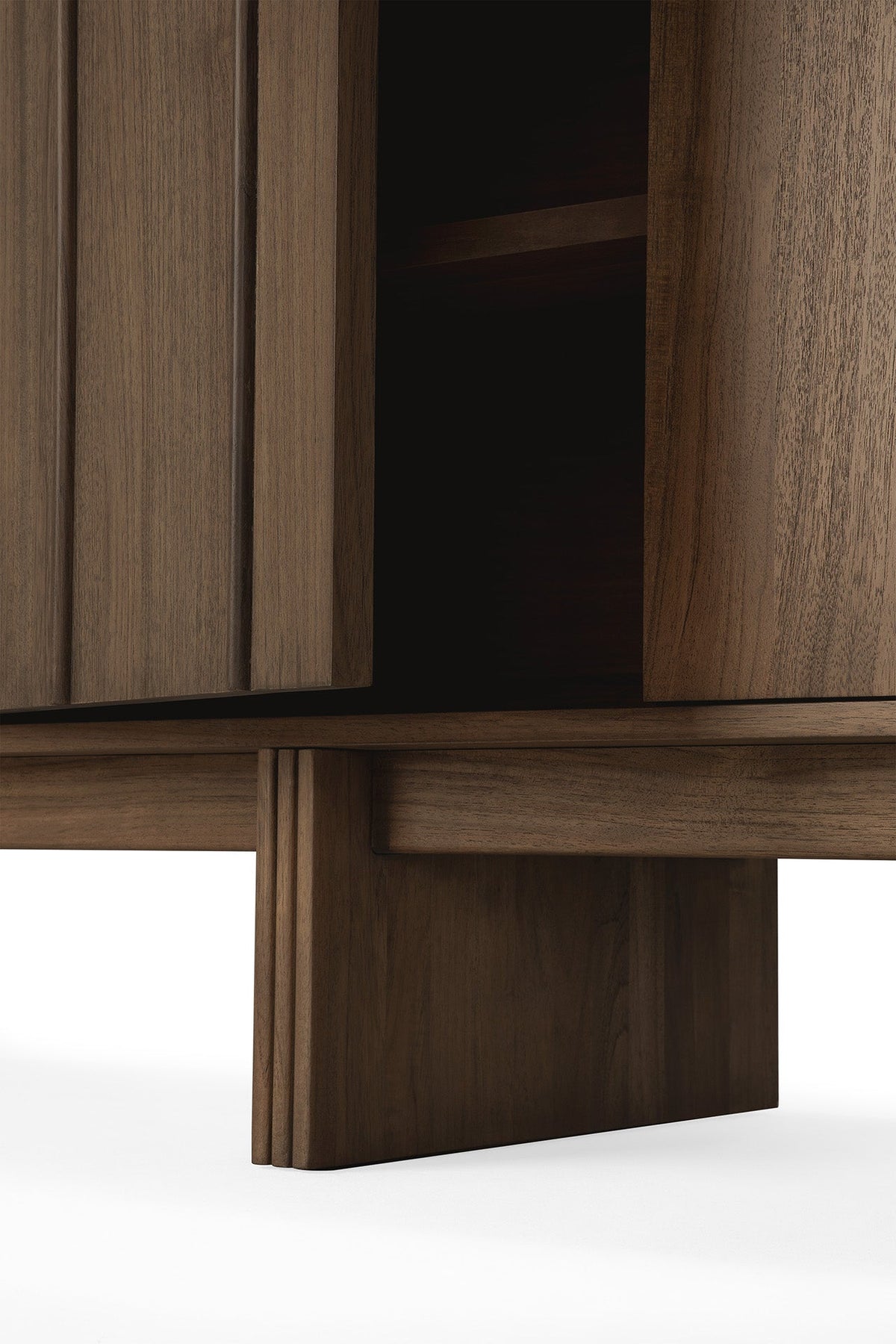 Bahut architectural en teck massif à 2 portes avec panneaux verticaux et grain chaud pour salon ou salle à manger