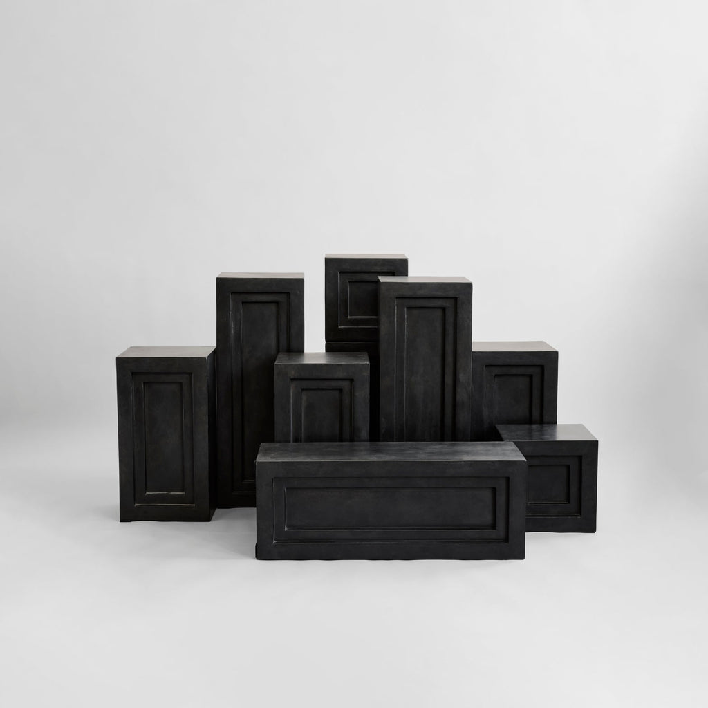 Piédestal en Béton Architectural avec Détail en Relief Sculpté pour Salon ou Bureau