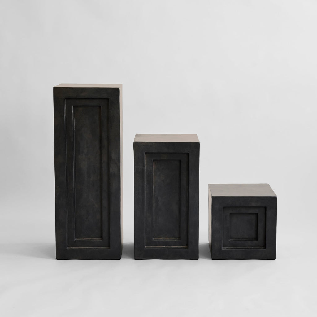 Piédestal en Béton Architectural avec Détail en Relief Sculpté pour Salon ou Bureau