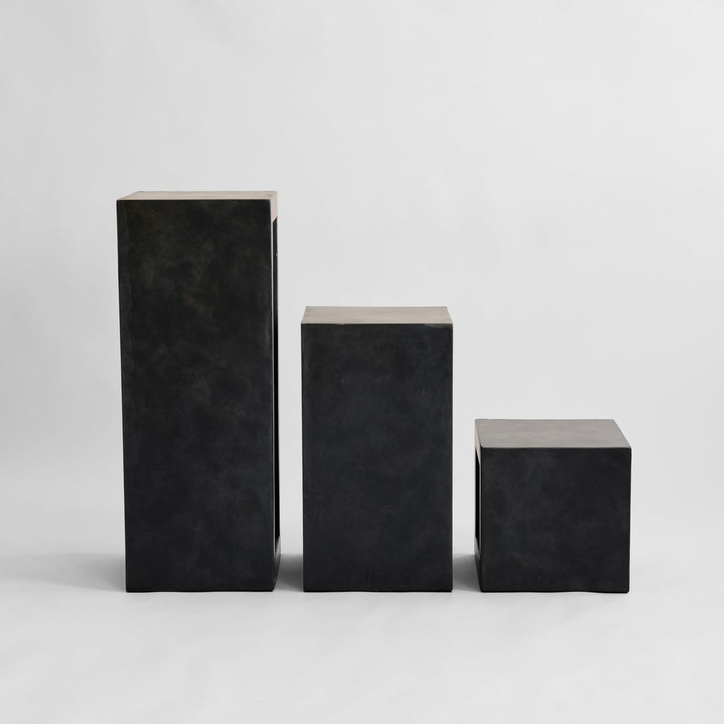 Piédestal en Béton Architectural avec Détail en Relief Sculpté pour Salon ou Bureau