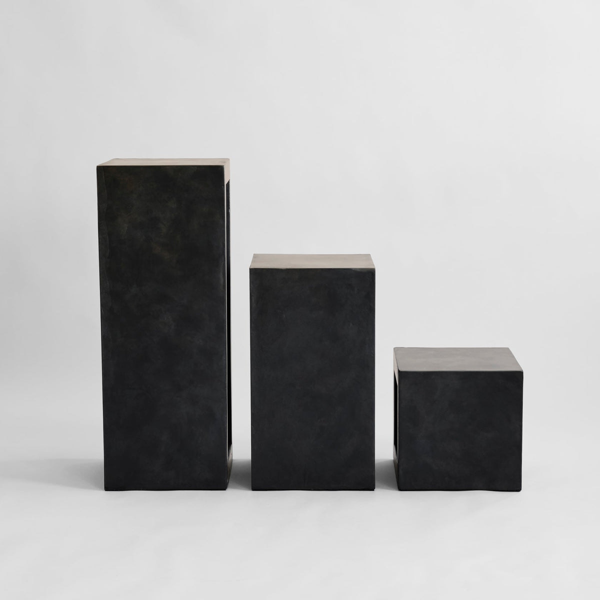 Piédestal en Béton Architectural avec Détail en Relief Sculpté pour Salon ou Bureau