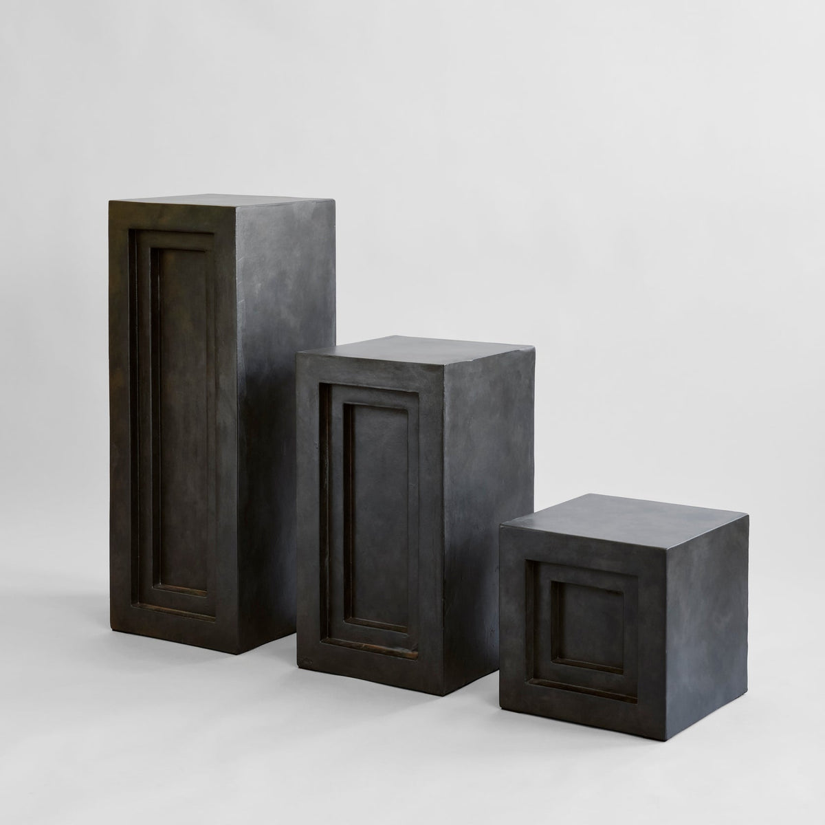 Piédestal en Béton Architectural avec Détail en Relief Sculpté pour Salon ou Bureau