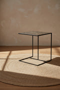 Table d'appoint géométrique en pierre de lave avec piètement tripode pour salon