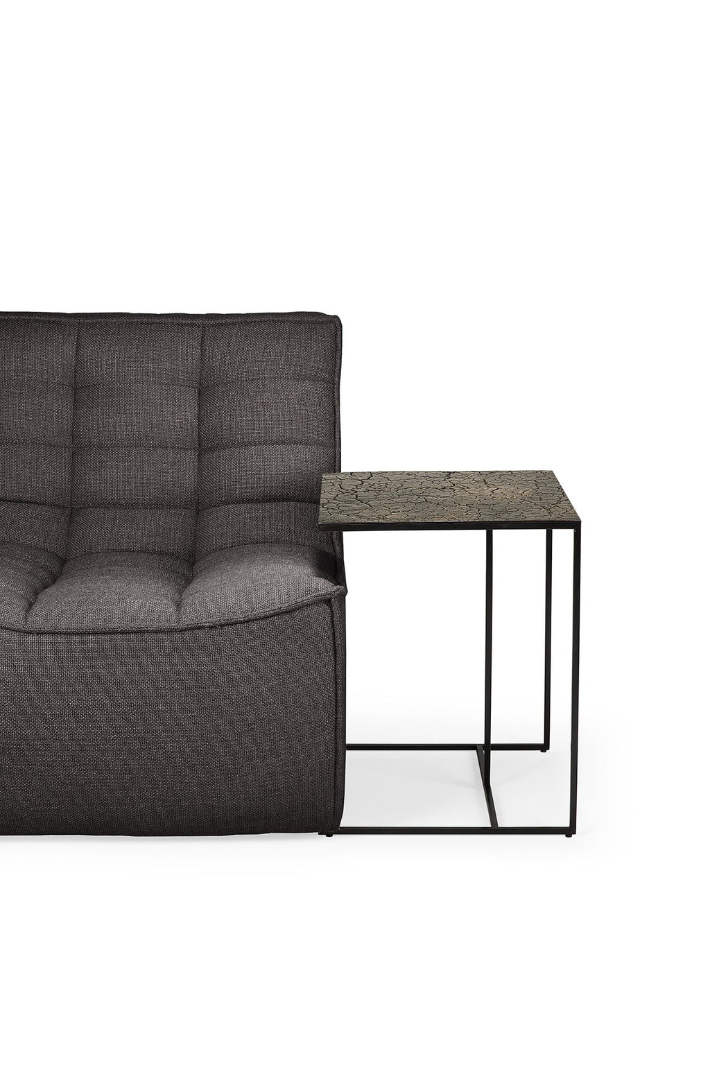 Table d'appoint géométrique en pierre de lave avec piètement tripode pour salon
