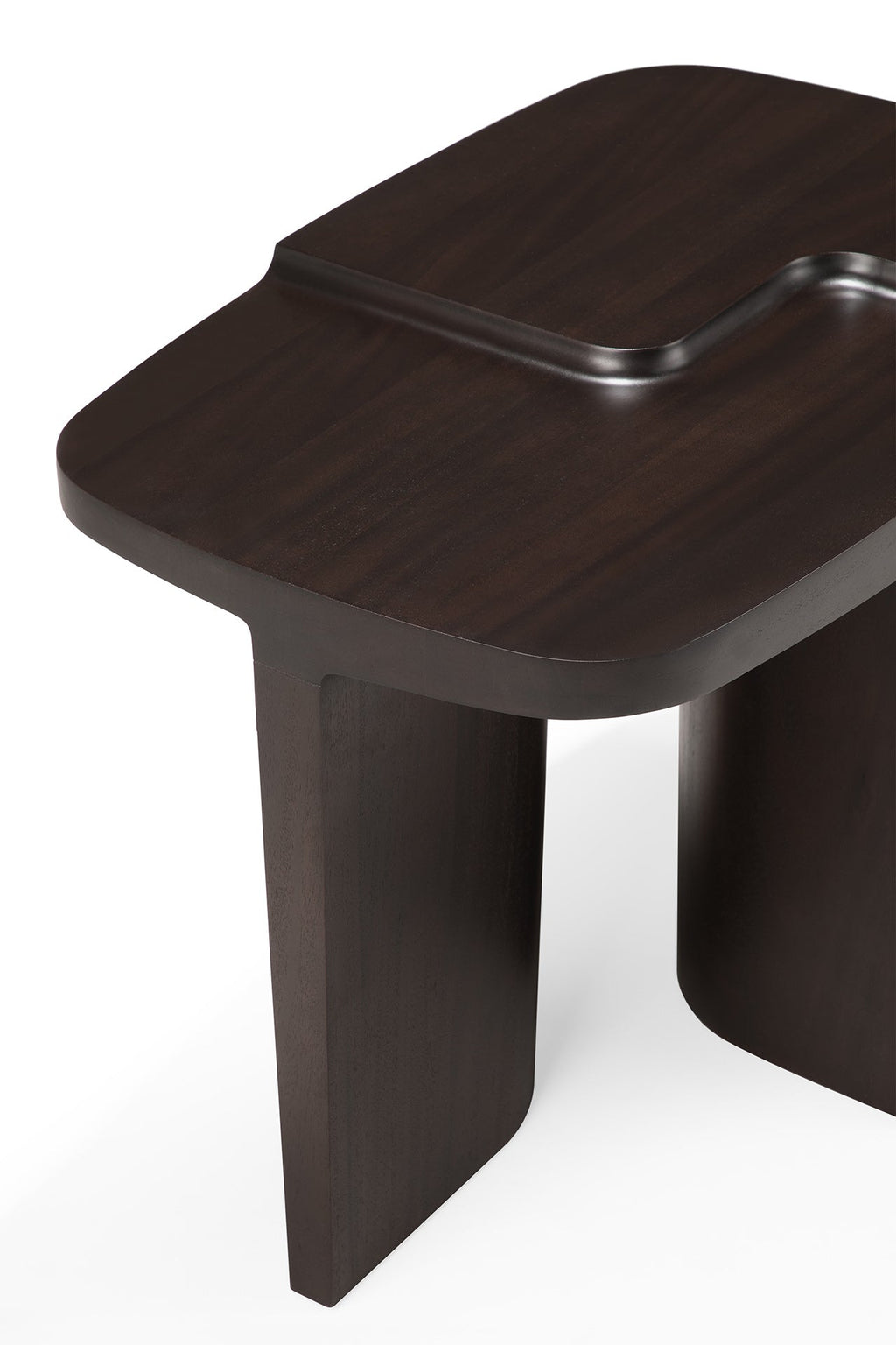 Table d'appoint brutaliste en acajou massif avec ouvertures sculptées et forme architecturale pour le salon
