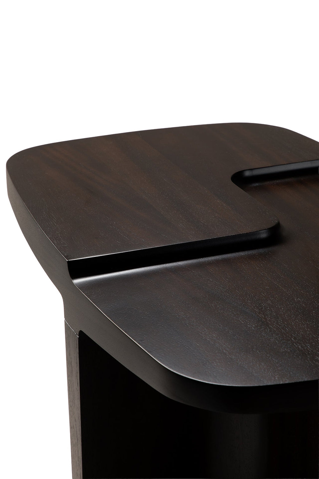 Table d'appoint brutaliste en acajou massif avec ouvertures sculptées et forme architecturale pour le salon