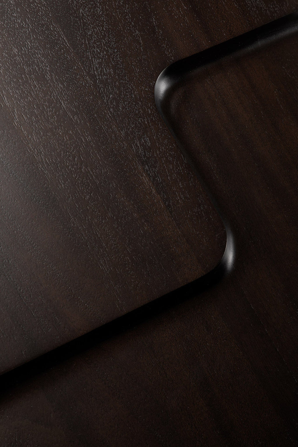 Table d'appoint brutaliste en acajou massif avec ouvertures sculptées et forme architecturale pour le salon