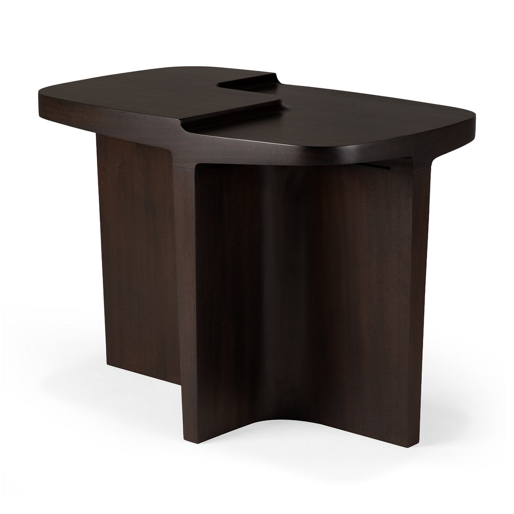 Table d'appoint brutaliste en acajou massif avec ouvertures sculptées et forme architecturale pour le salon