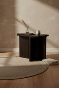 Table d'appoint brutaliste en acajou massif avec ouvertures sculptées et forme architecturale pour le salon