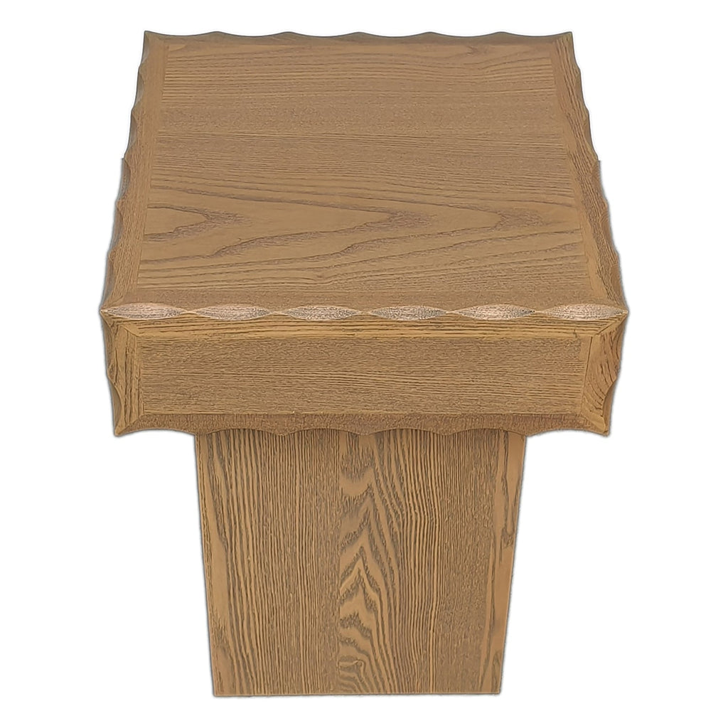 Table d'appoint étagée architecturale aux proportions équilibrées pour salon