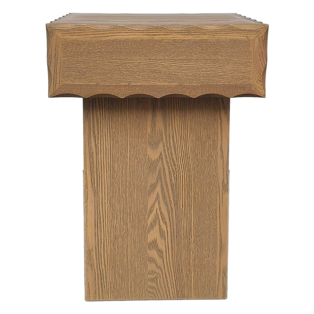 Table d'appoint étagée architecturale aux proportions équilibrées pour salon