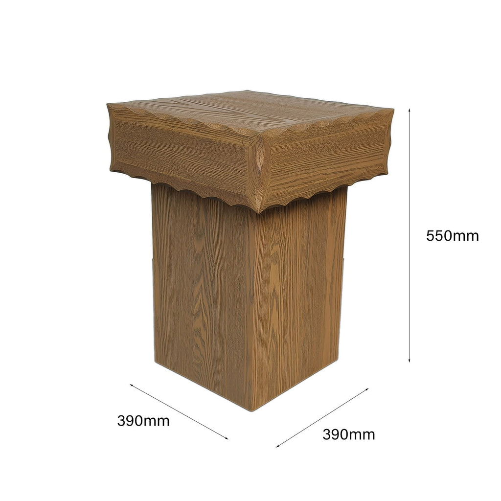Table d'appoint étagée architecturale aux proportions équilibrées pour salon
