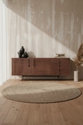 Bahut artisanal en bois massif avec base en acier et matériaux durables pour salon