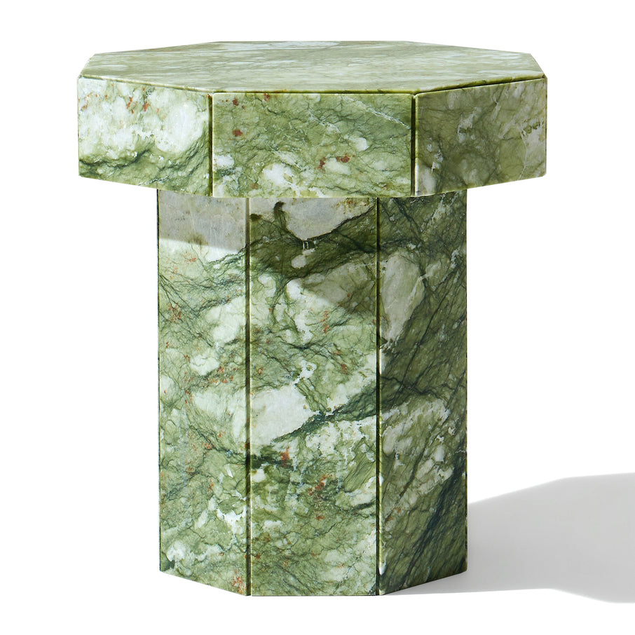 Table d'appoint sculpturale en pierre avec silhouette monolithique et veines naturelles pour salon ou boudoir