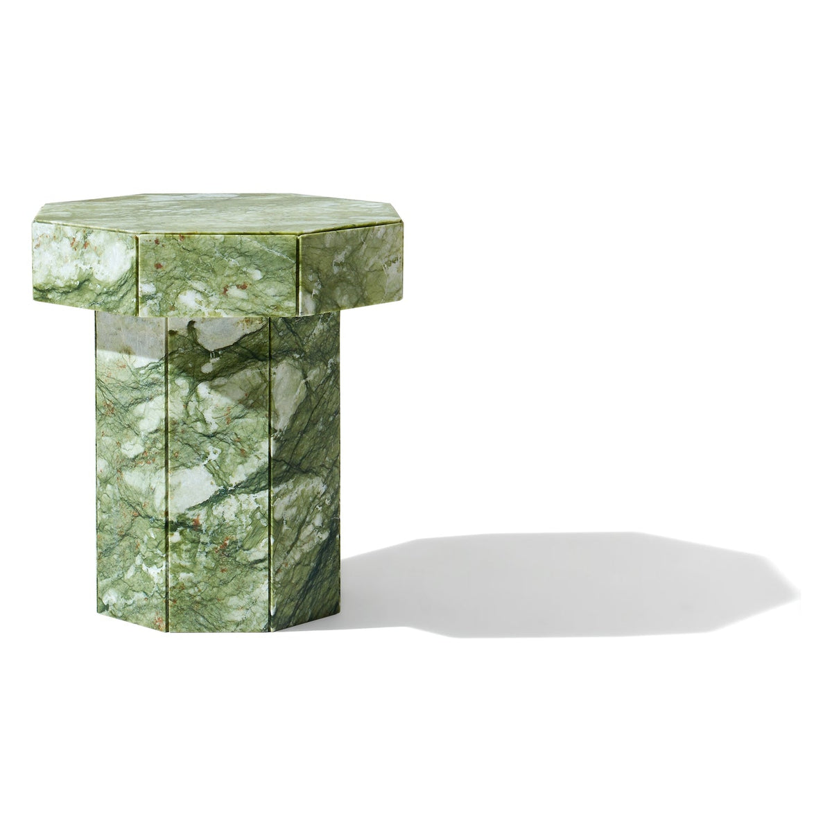 Table d'appoint sculpturale en pierre avec silhouette monolithique et veines naturelles pour salon ou boudoir