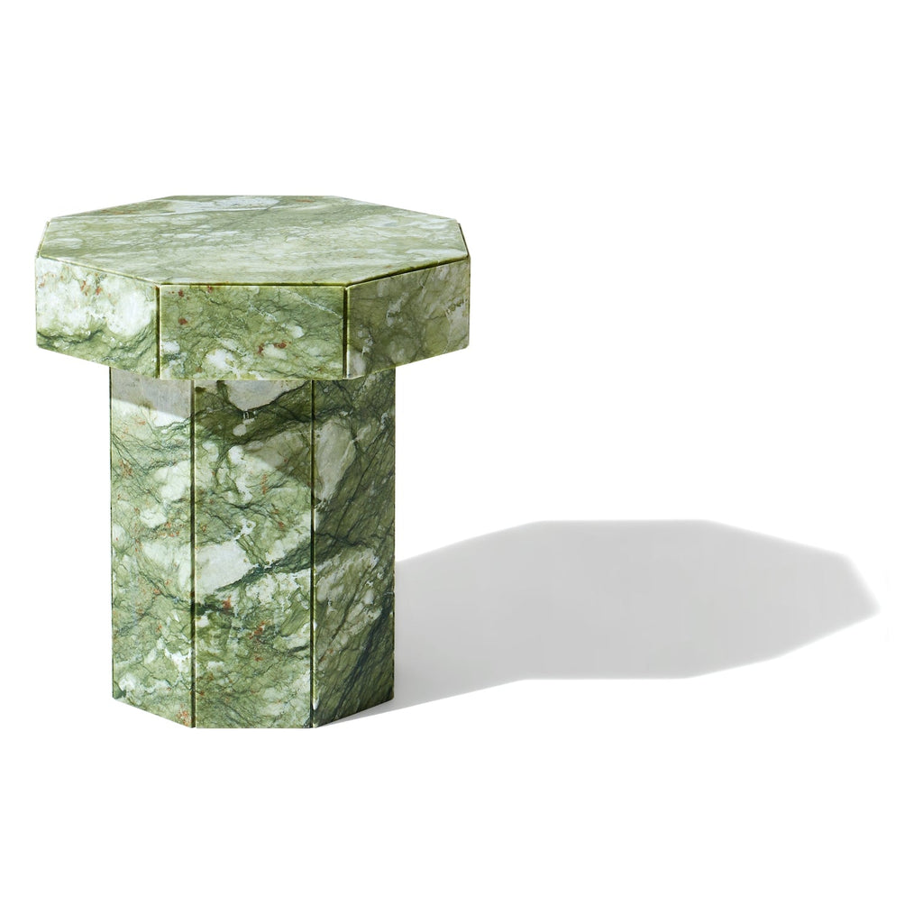 Table d'appoint sculpturale en pierre avec silhouette monolithique et veines naturelles pour salon ou boudoir