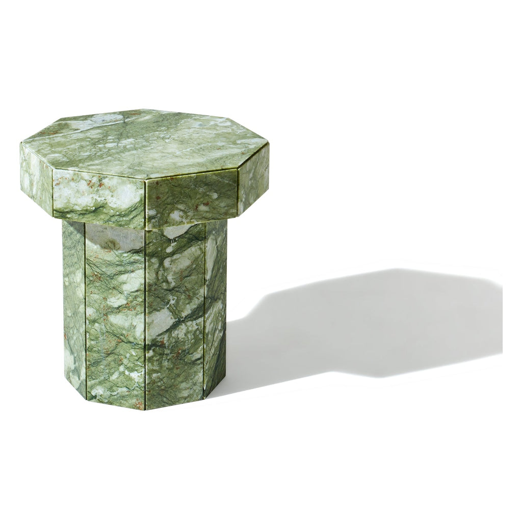 Table d'appoint sculpturale en pierre avec silhouette monolithique et veines naturelles pour salon ou boudoir