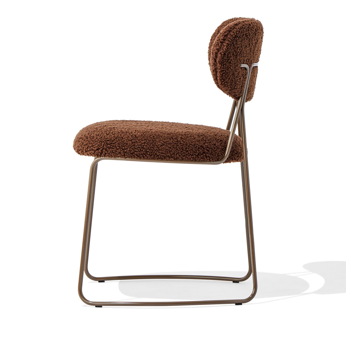 Chaise d'appoint contemporaine en bouclette avec assise arrondie et pieds en acier pour salle à manger ou bureau