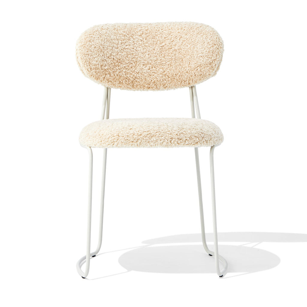 Chaise d'appoint contemporaine en bouclette avec assise arrondie et pieds en acier pour salle à manger ou bureau
