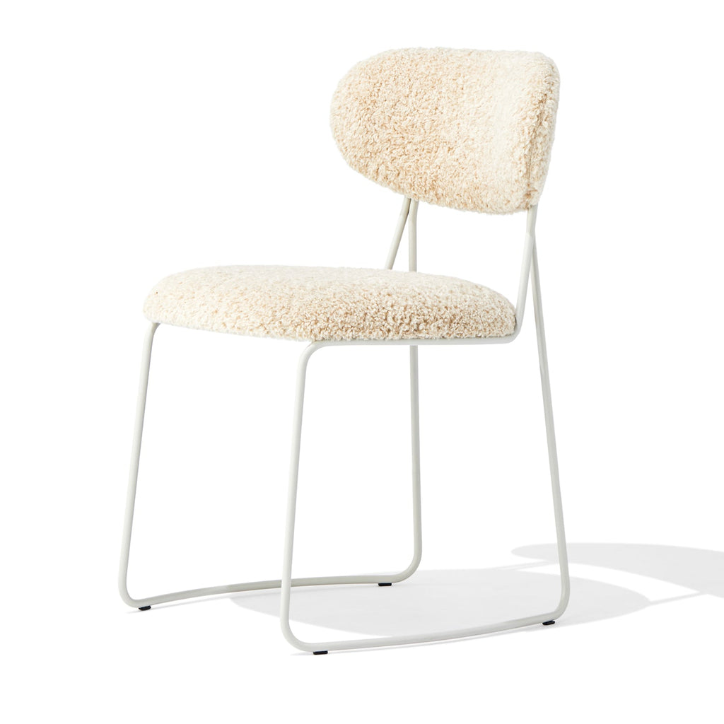Chaise d'appoint contemporaine en bouclette avec assise arrondie et pieds en acier pour salle à manger ou bureau