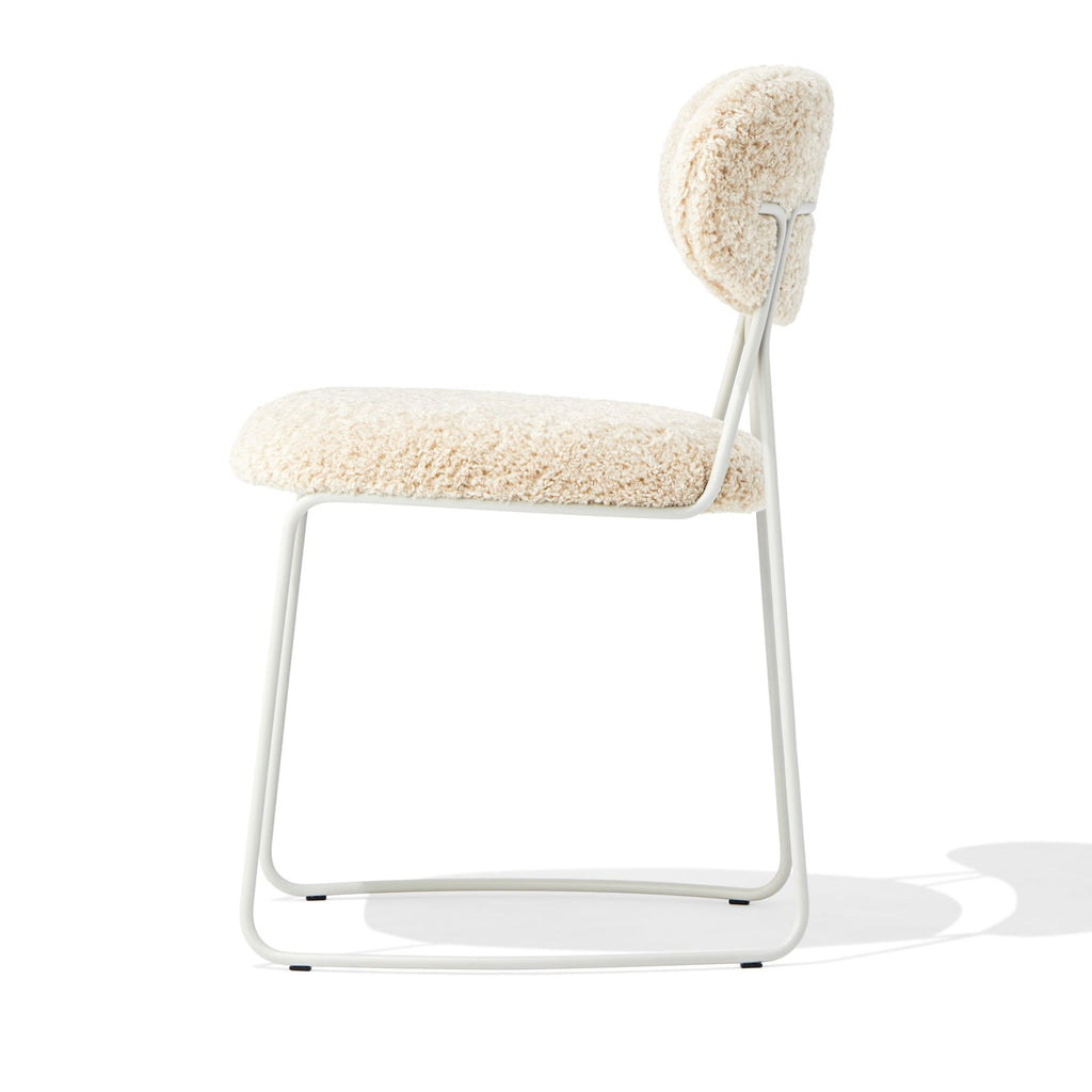Chaise d'appoint contemporaine en bouclette avec assise arrondie et pieds en acier pour salle à manger ou bureau