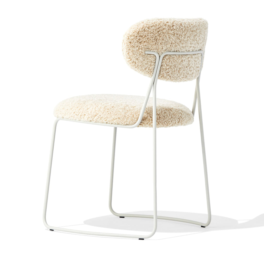 Chaise d'appoint contemporaine en bouclette avec assise arrondie et pieds en acier pour salle à manger ou bureau
