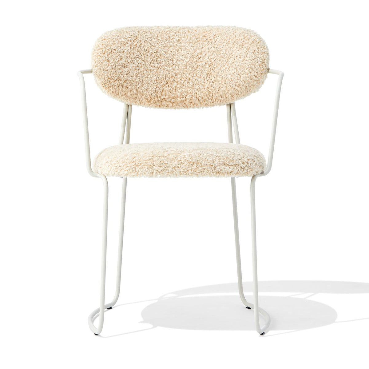 Fauteuil contemporain en bouclette avec dossier incurvé et pieds minces en acier pour le bureau ou la salle à manger