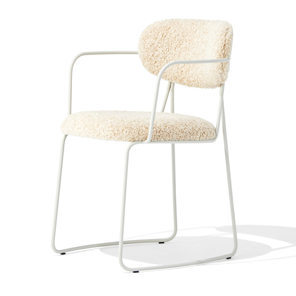 Fauteuil contemporain en bouclette avec dossier incurvé et pieds minces en acier pour le bureau ou la salle à manger