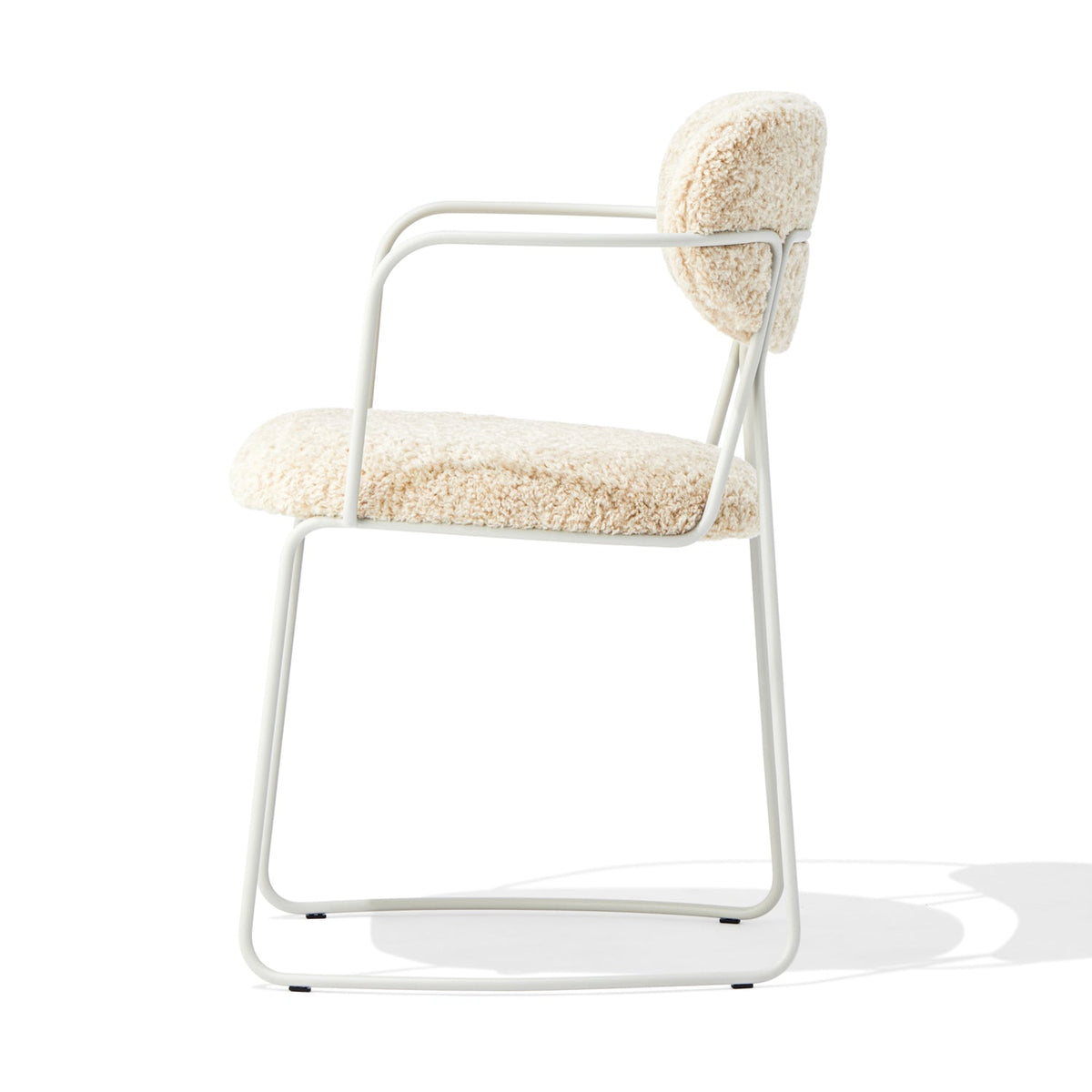 Fauteuil contemporain en bouclette avec dossier incurvé et pieds minces en acier pour le bureau ou la salle à manger