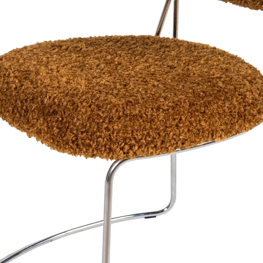 Chaise d'appoint contemporaine en bouclette avec assise arrondie et pieds en acier pour salle à manger ou bureau
