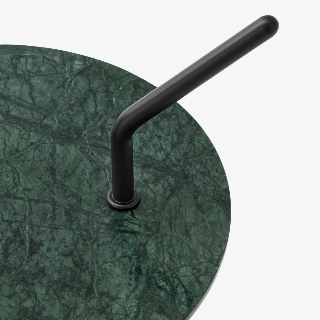 Table d'appoint en marbre artisanal avec piètement fin pour le salon ou la chambre à coucher