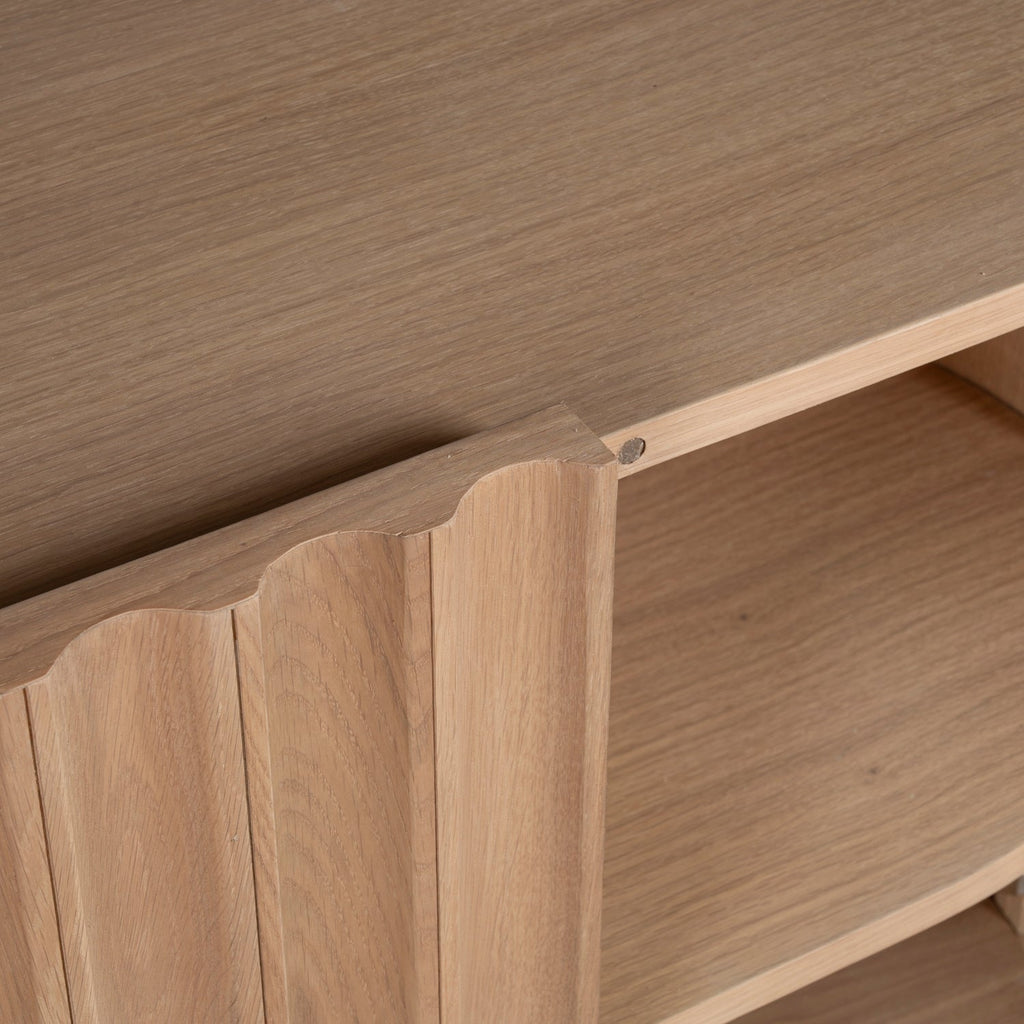 Bahut moderne en bois avec portes sans raccords et pieds réglables pour salon ou salle à manger