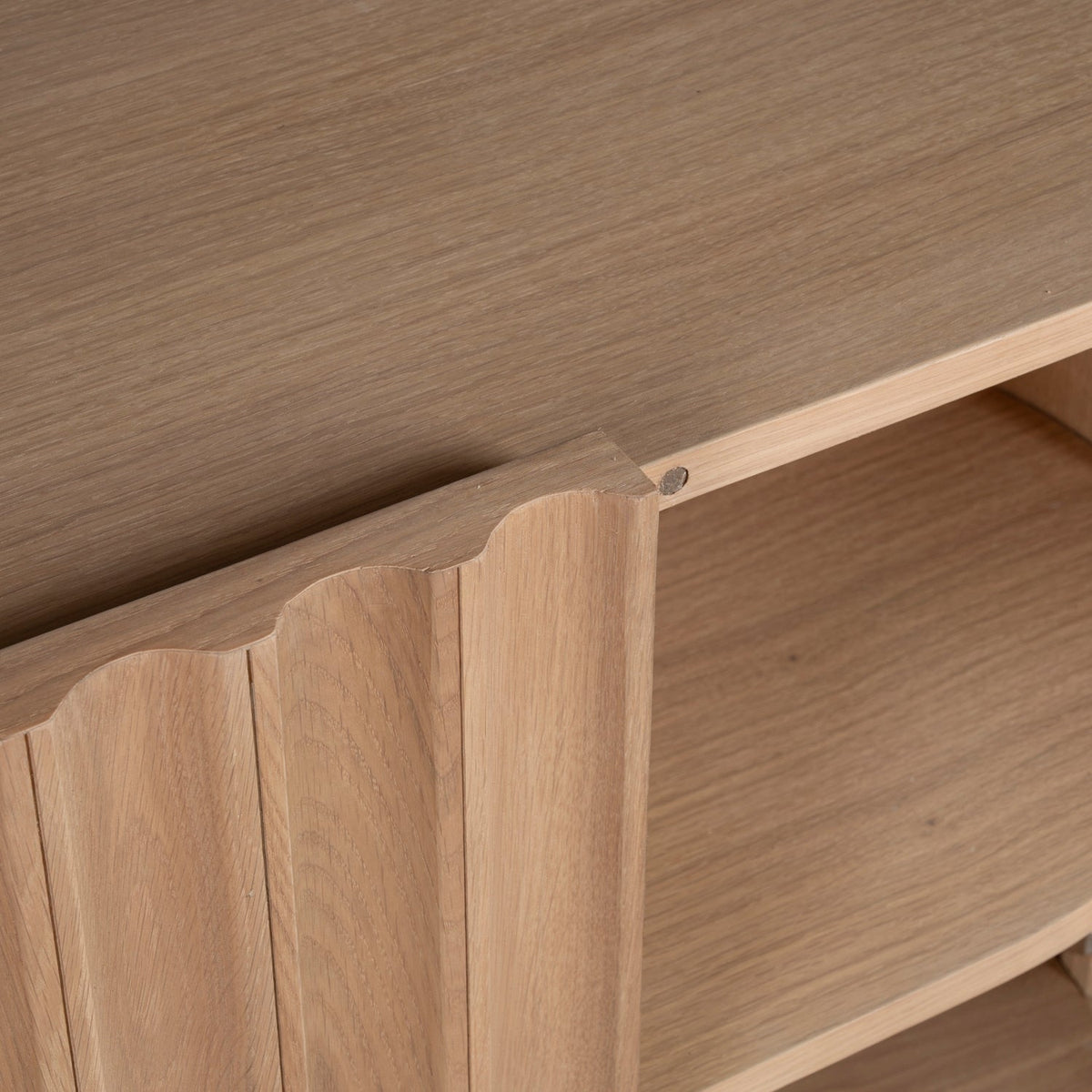 Bahut moderne en bois avec portes sans raccords et pieds réglables pour salon ou salle à manger