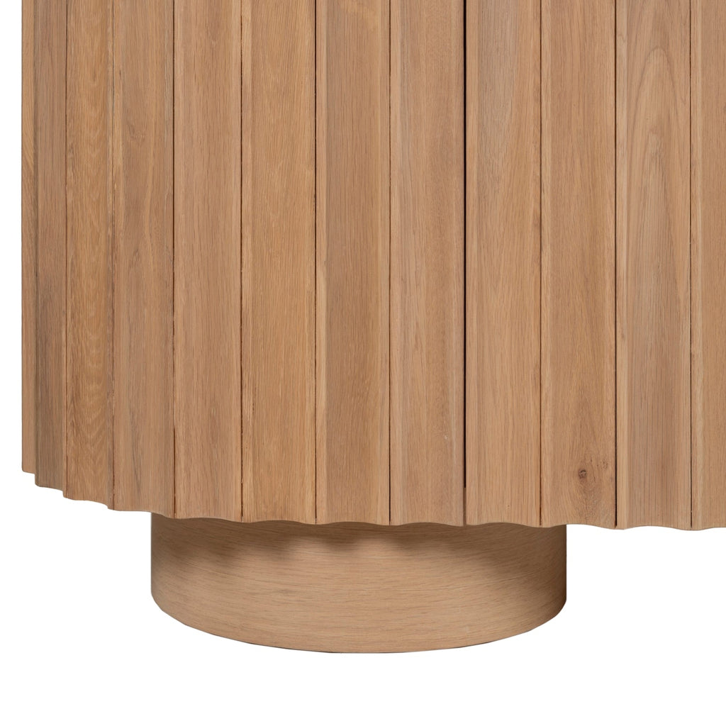 Bahut moderne en bois avec portes sans raccords et pieds réglables pour salon ou salle à manger