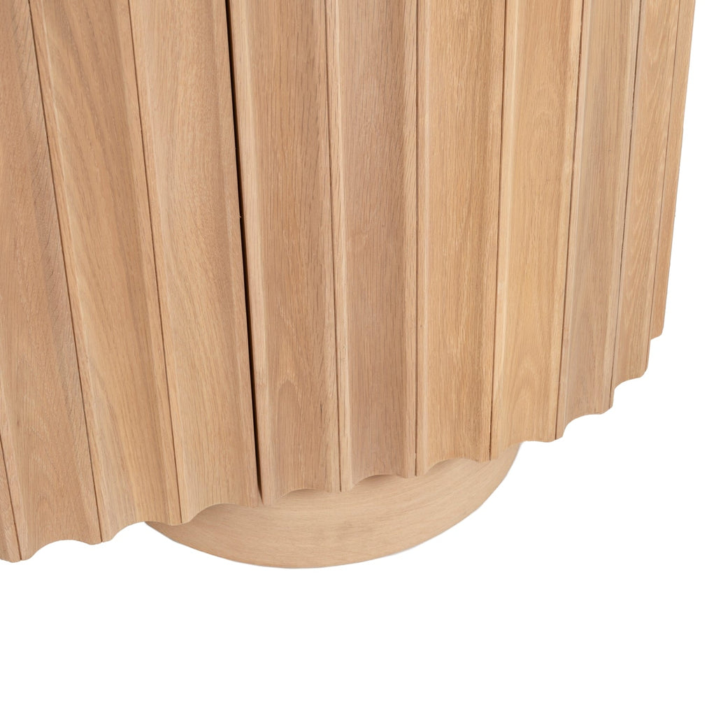 Bahut moderne en bois avec portes sans raccords et pieds réglables pour salon ou salle à manger