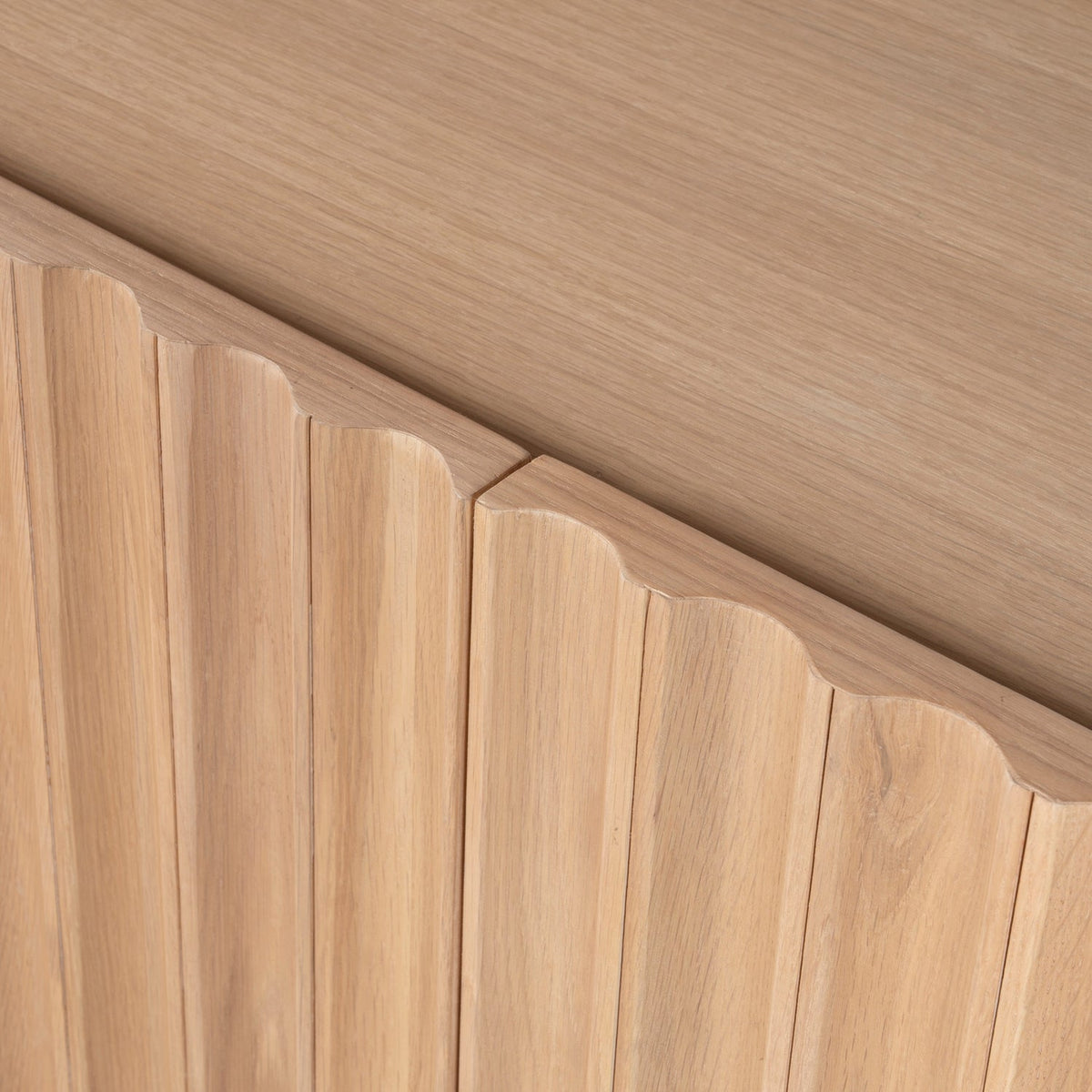 Bahut moderne en bois avec portes sans raccords et pieds réglables pour salon ou salle à manger