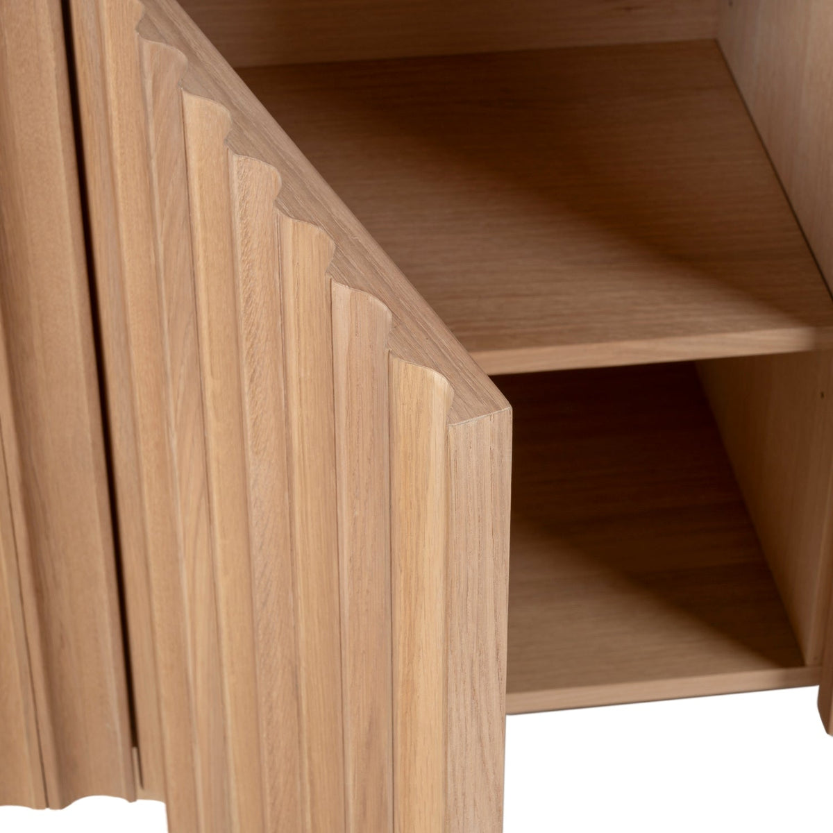 Bahut moderne en bois avec portes sans raccords et pieds réglables pour salon ou salle à manger
