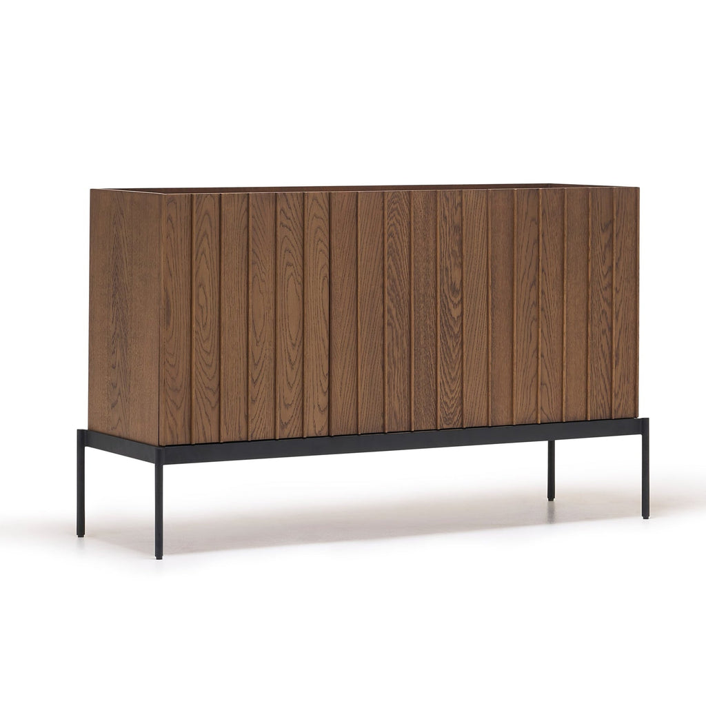 Buffet contemporain en bois avec lattes verticales et portes à ouverture par pression pour salon
