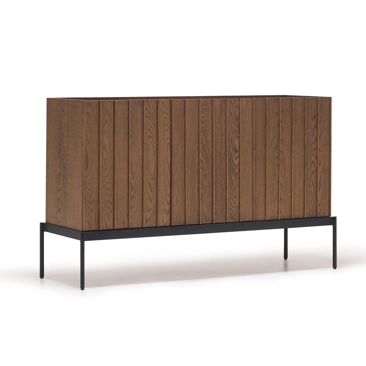Buffet contemporain en bois avec lattes verticales et portes à ouverture par pression pour salon