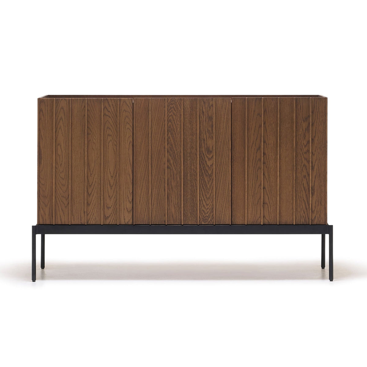 Buffet contemporain en bois avec lattes verticales et portes à ouverture par pression pour salon