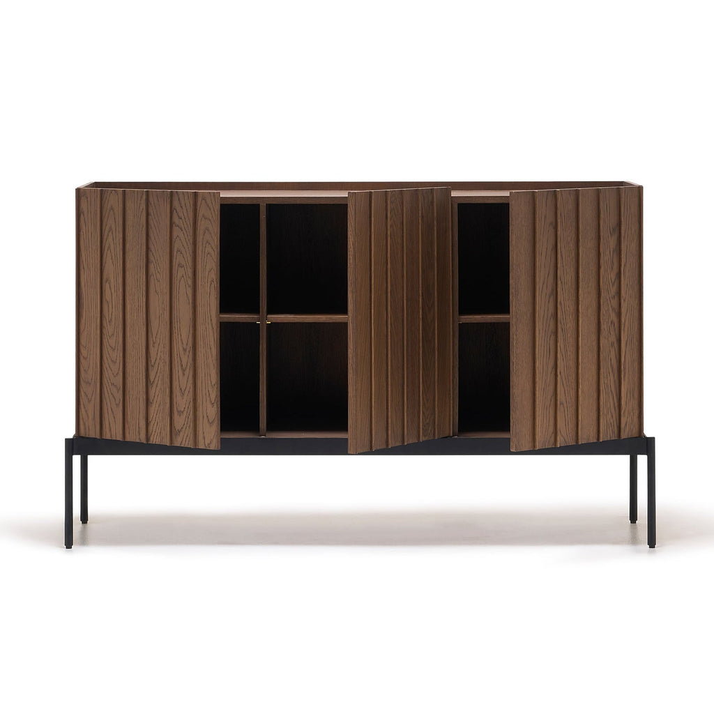Buffet contemporain en bois avec lattes verticales et portes à ouverture par pression pour salon
