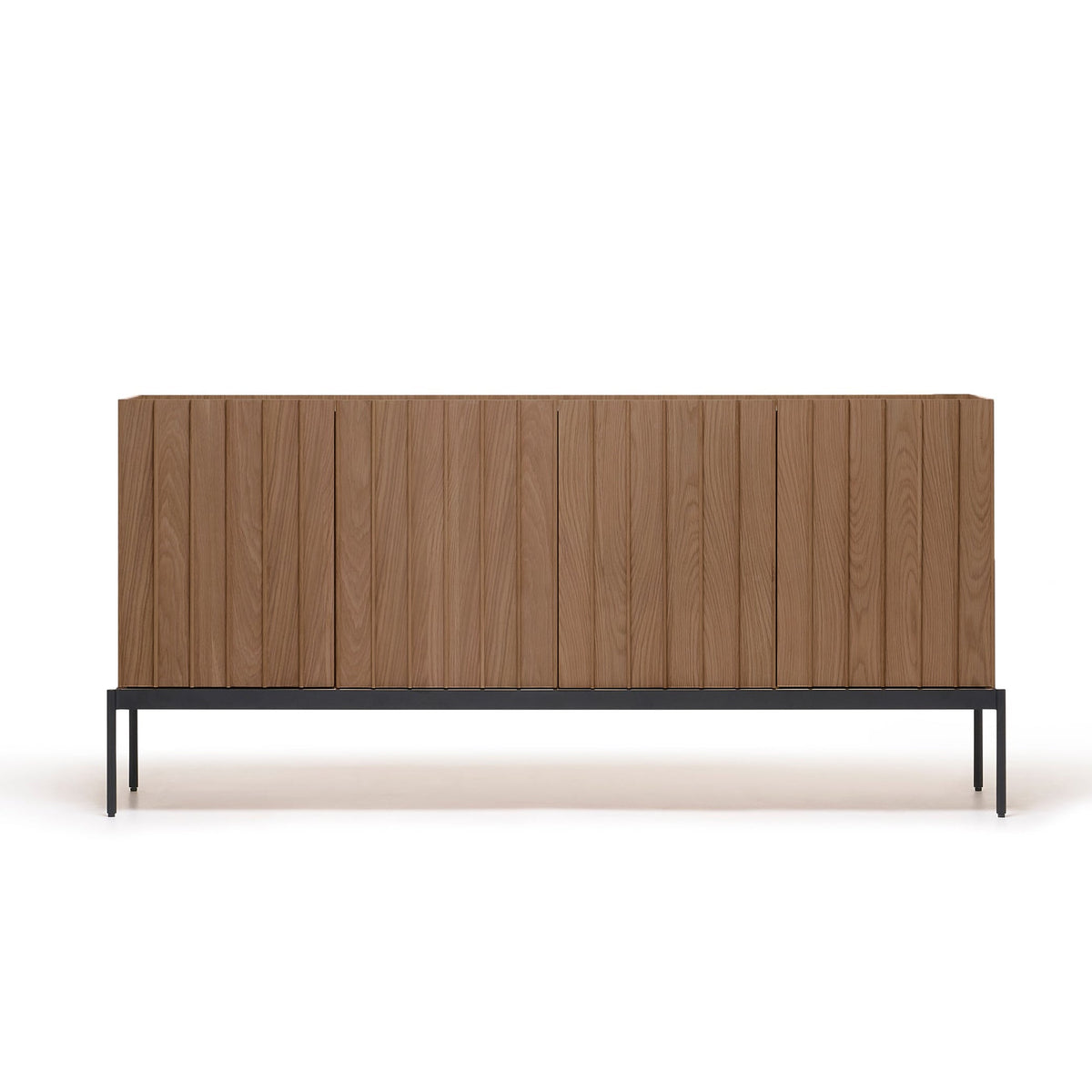 Buffet contemporain en bois avec lattes verticales et portes à ouverture par pression pour salon