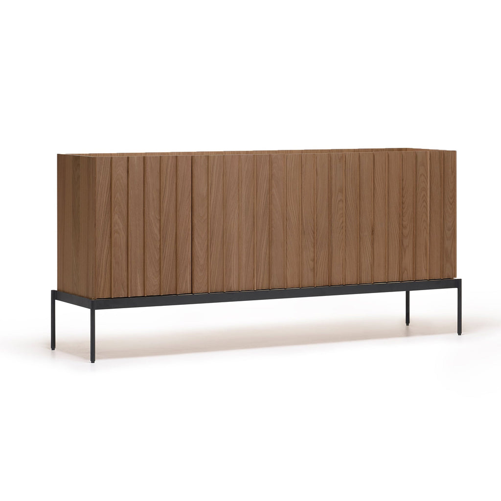 Buffet contemporain en bois avec lattes verticales et portes à ouverture par pression pour salon