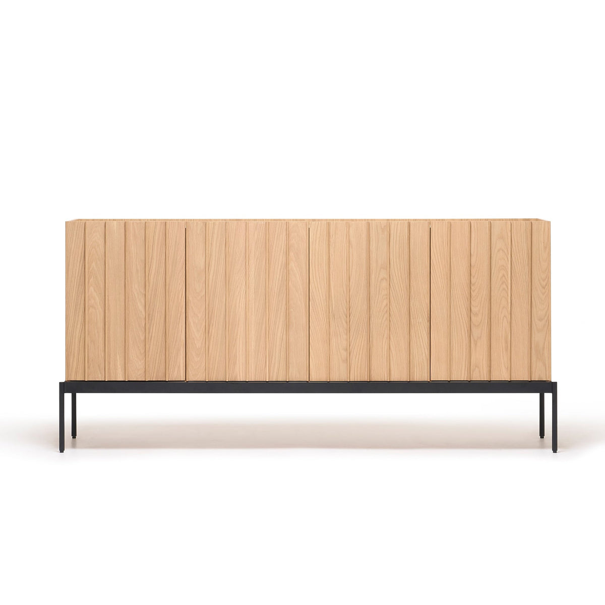 Buffet contemporain en bois avec lattes verticales et portes à ouverture par pression pour salon