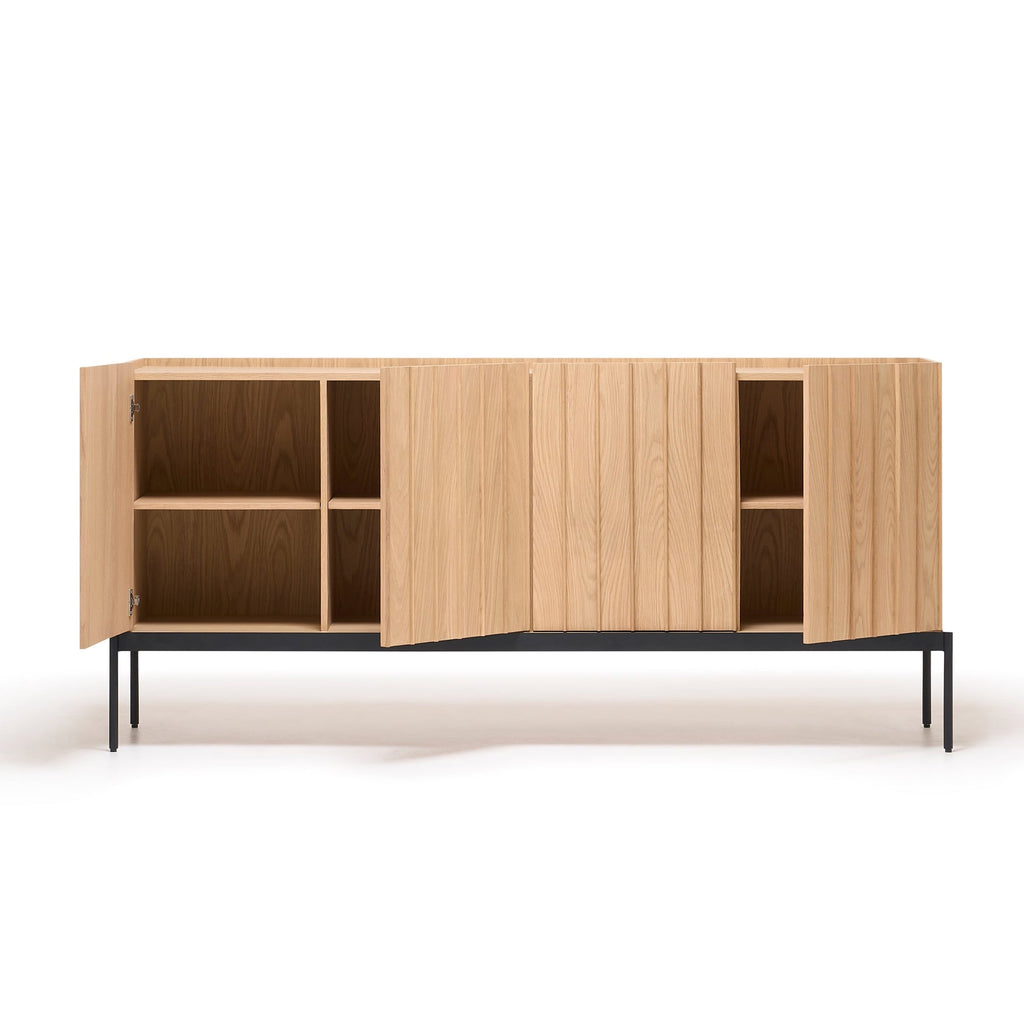 Buffet contemporain en bois avec lattes verticales et portes à ouverture par pression pour salon