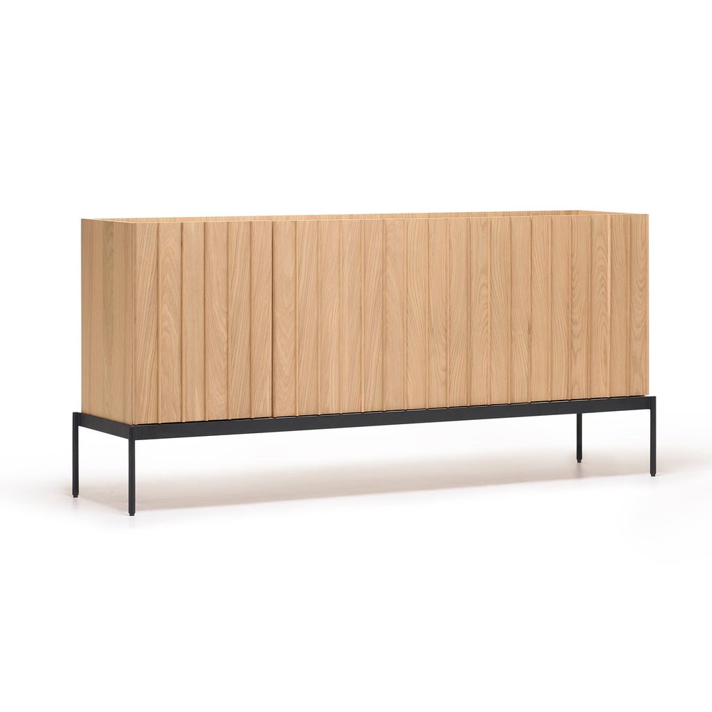 Buffet contemporain en bois avec lattes verticales et portes à ouverture par pression pour salon