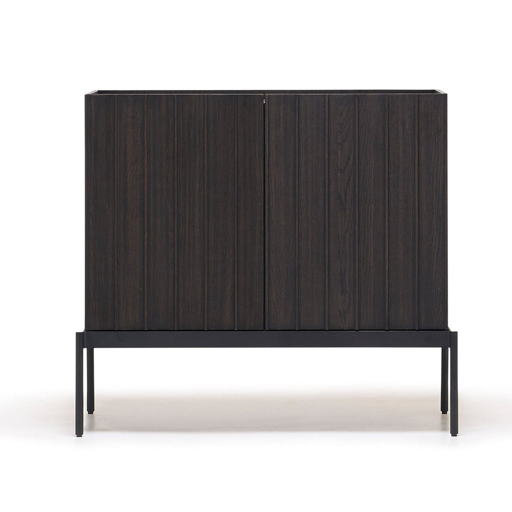 Buffet contemporain en bois avec lattes verticales et portes à ouverture par pression pour salon