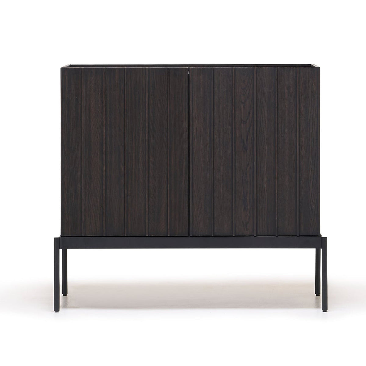 Buffet contemporain en bois avec lattes verticales et portes à ouverture par pression pour salon