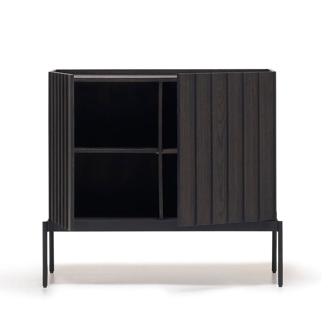 Buffet contemporain en bois avec lattes verticales et portes à ouverture par pression pour salon