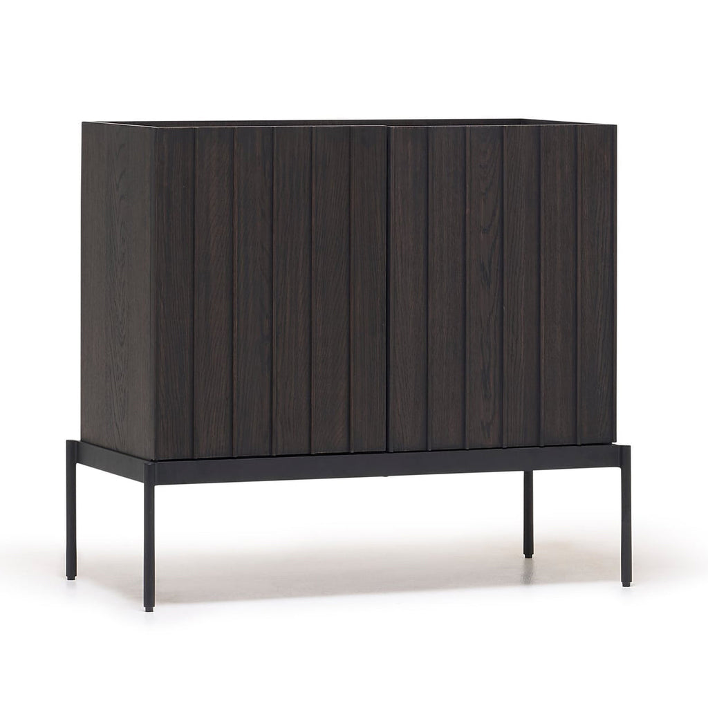 Buffet contemporain en bois avec lattes verticales et portes à ouverture par pression pour salon